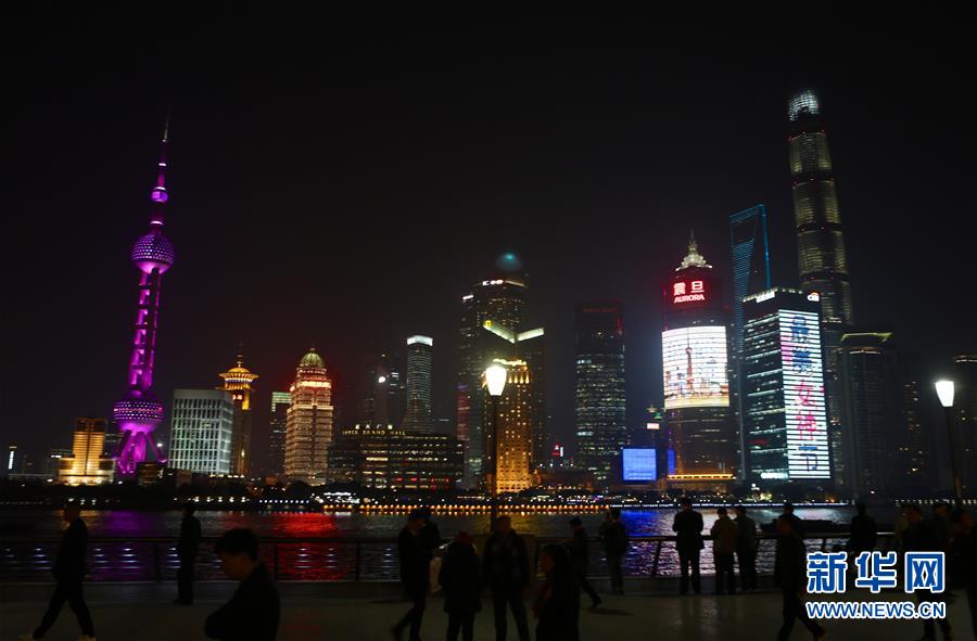 上海：東方明珠點亮粉紅燈光慶“三八”(組圖)