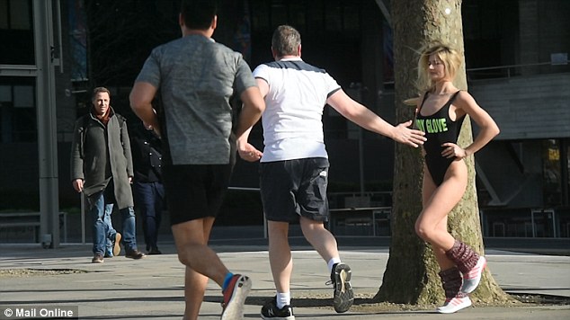 街頭實(shí)驗(yàn)：當(dāng)健身者穿著“冒犯”你會(huì)怎么做？（圖）