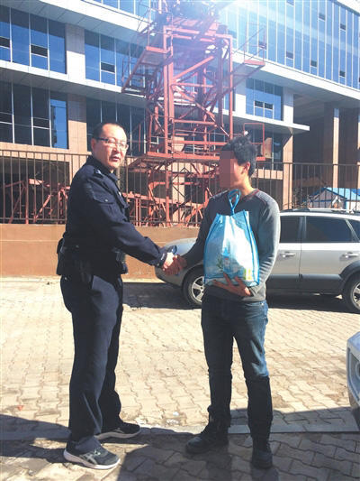 粗心人將17萬當垃圾丟掉 被老人撿到歸還一分沒少