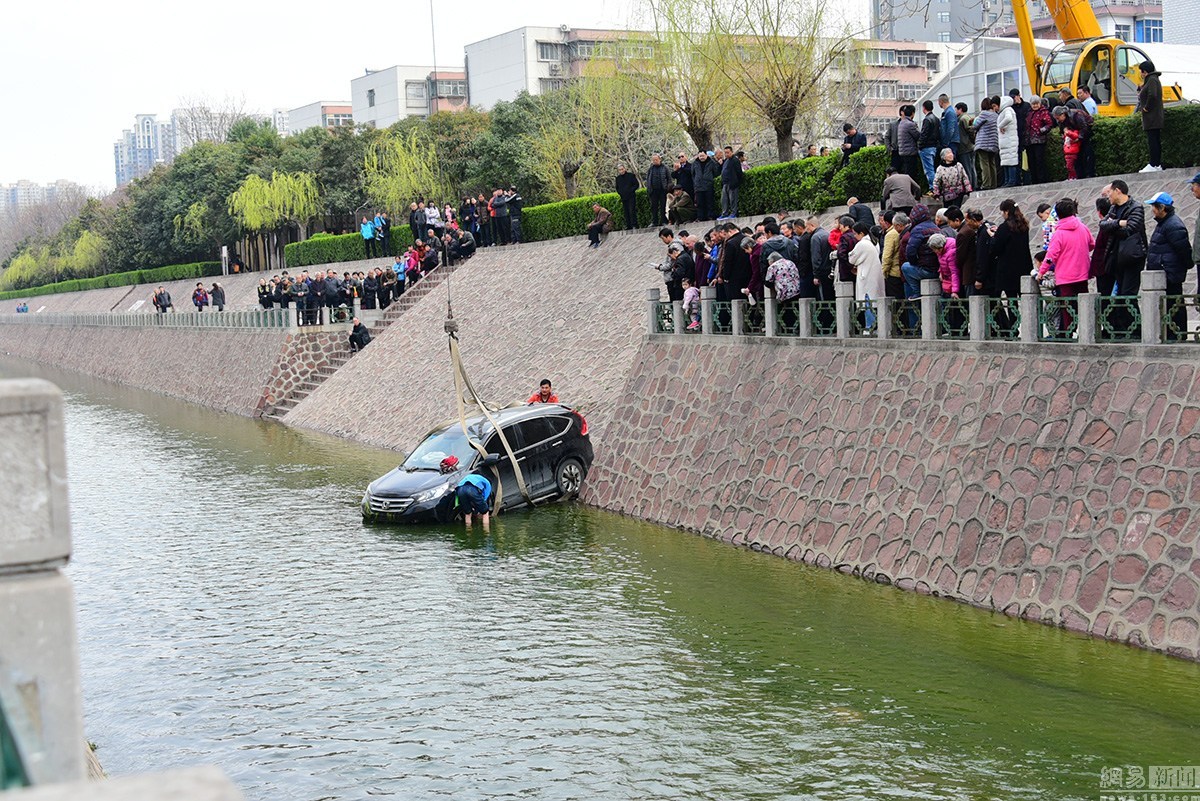 越野車失控沖進五米深河溝 司機不知去向