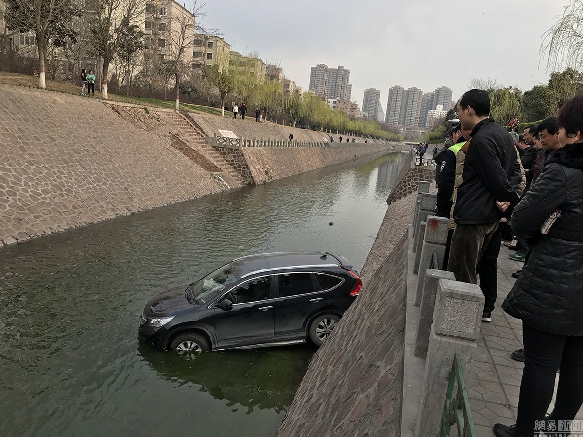 越野車失控沖進(jìn)五米深河溝 司機(jī)不知去向