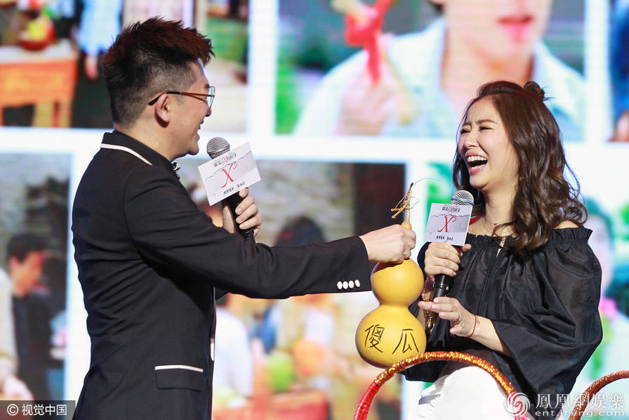 林心如產后與蘇有朋再合體 捂嘴甜笑婚戒超搶鏡