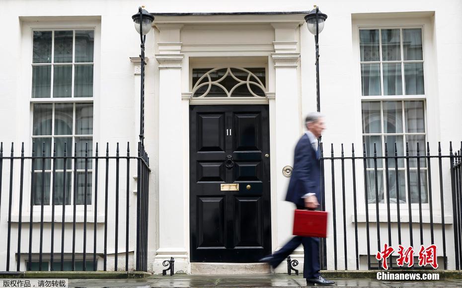 英國公布脫歐預算報告 記者趴水坑拍照也是夠拼