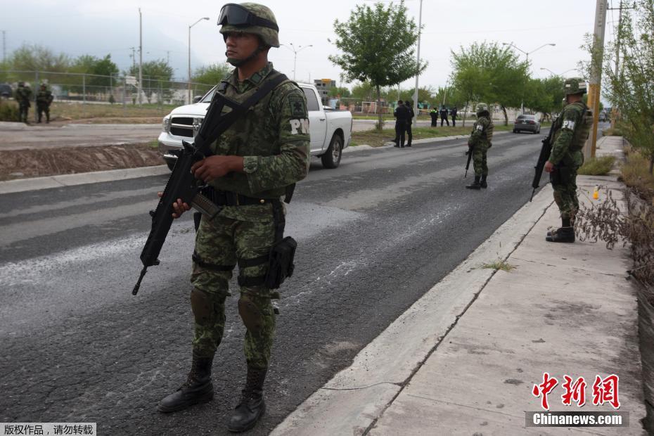 墨西哥一卡車內發現8具尸體 法醫現場調查