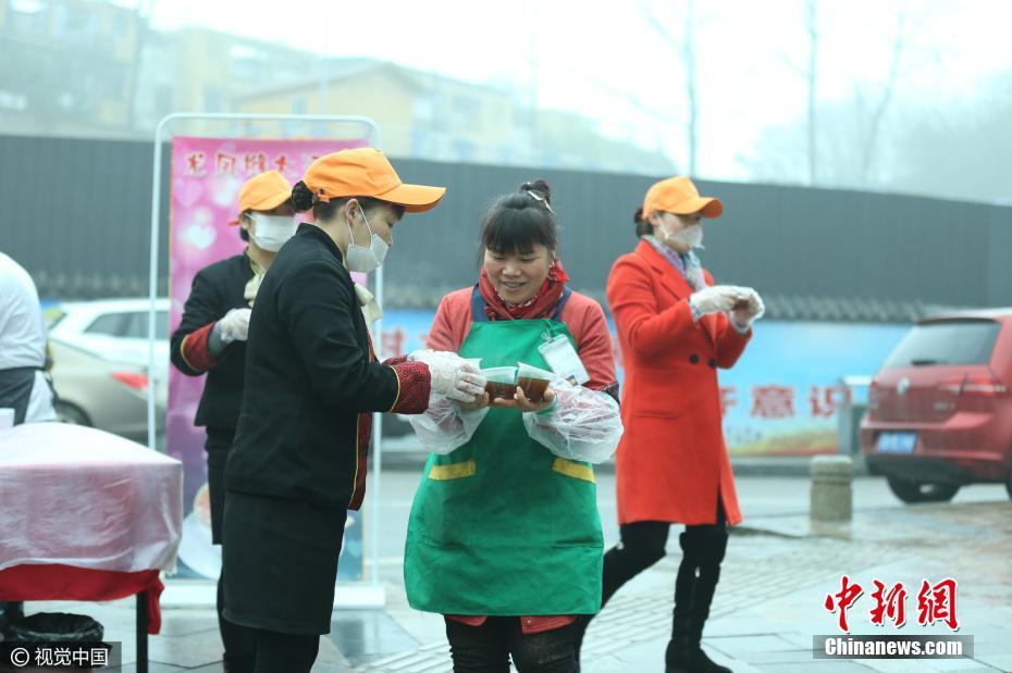 重慶一女老板施粥近2萬碗 感念鄰居曾相助