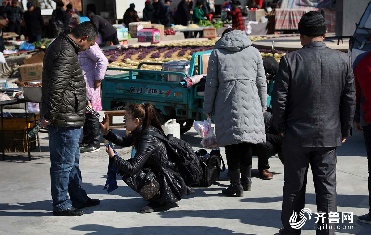 山東威海一女大學生賣鞋油 半天竟為300多人擦鞋！