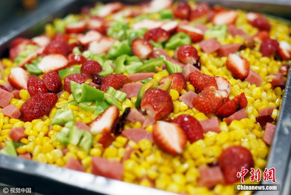 鄭州一高校食堂推出8元黑暗料理 女生排隊嘗鮮