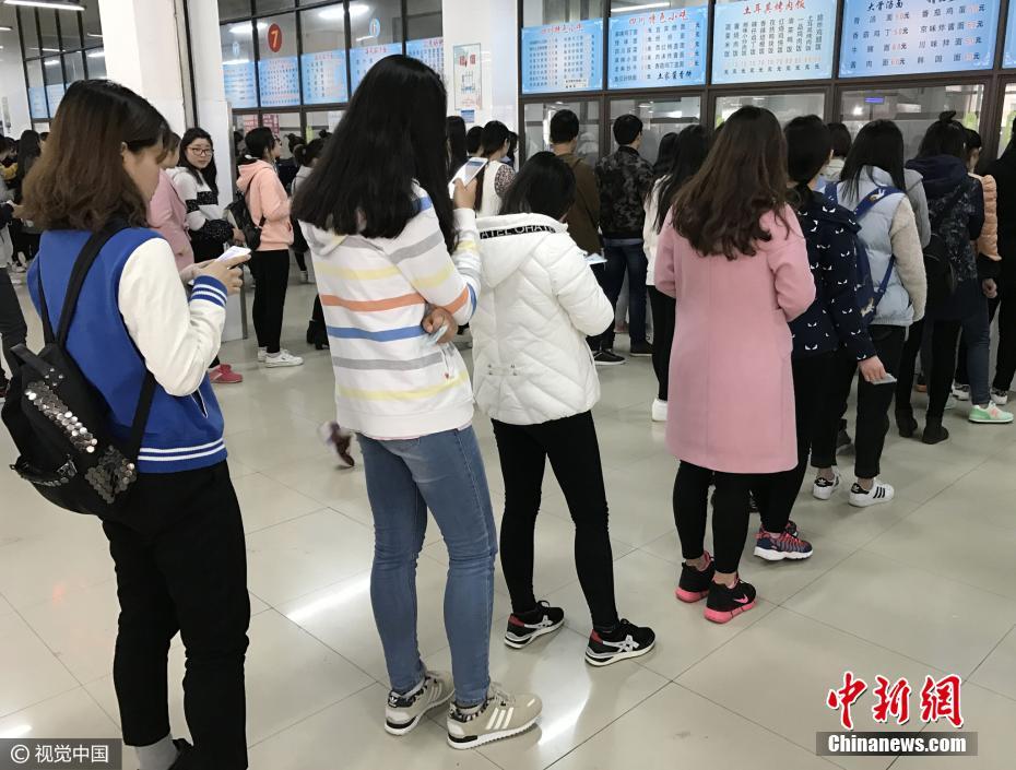 鄭州一高校食堂推出8元黑暗料理 女生排隊嘗鮮