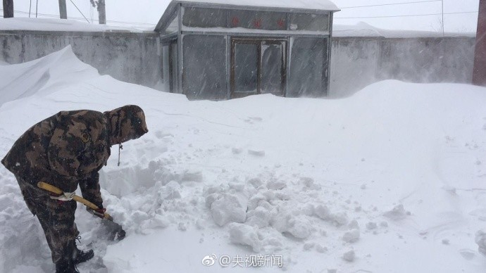 西藏多地出現(xiàn)特大暴雪 積雪半米厚（組圖）