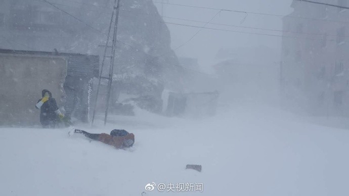 西藏多地出現(xiàn)特大暴雪 積雪半米厚（組圖）