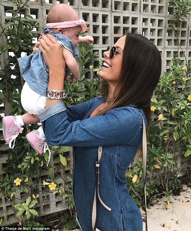 巴西一女嬰剛出生就被抱來秒拍全家福（組圖）