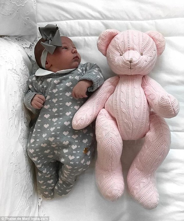 巴西一女嬰剛出生就被抱來秒拍全家福（組圖）