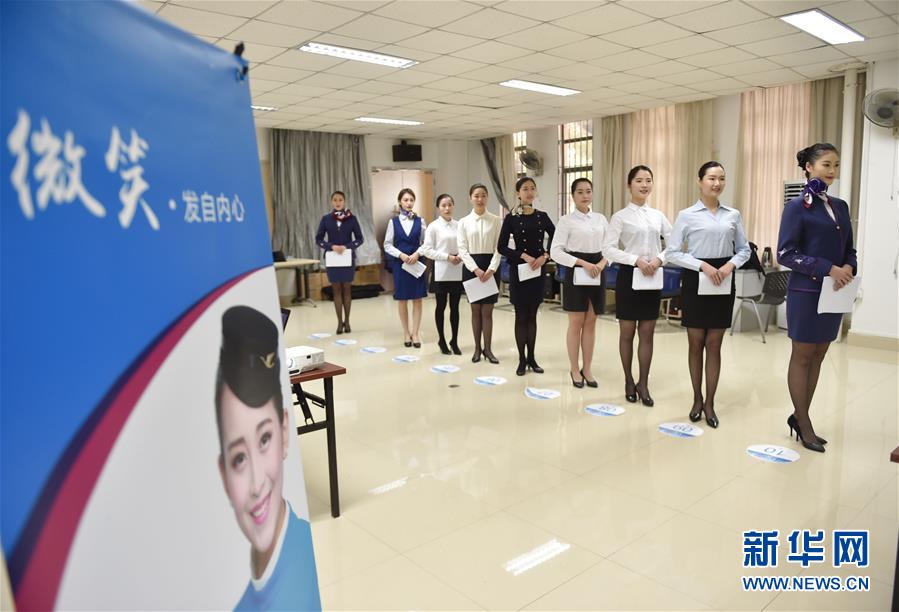 校園招聘空乘場(chǎng)面火爆[組圖]