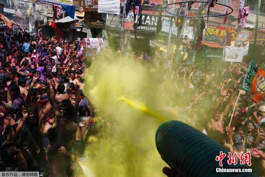 印度民眾high玩慶祝胡里節 彩色粉末灑滿臉（組圖）