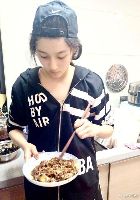 關曉彤示范如何做好閨女 素顏給家人做飯