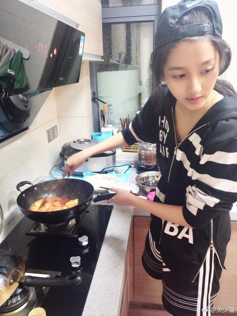 關(guān)曉彤示范如何做好閨女 素顏給家人做飯