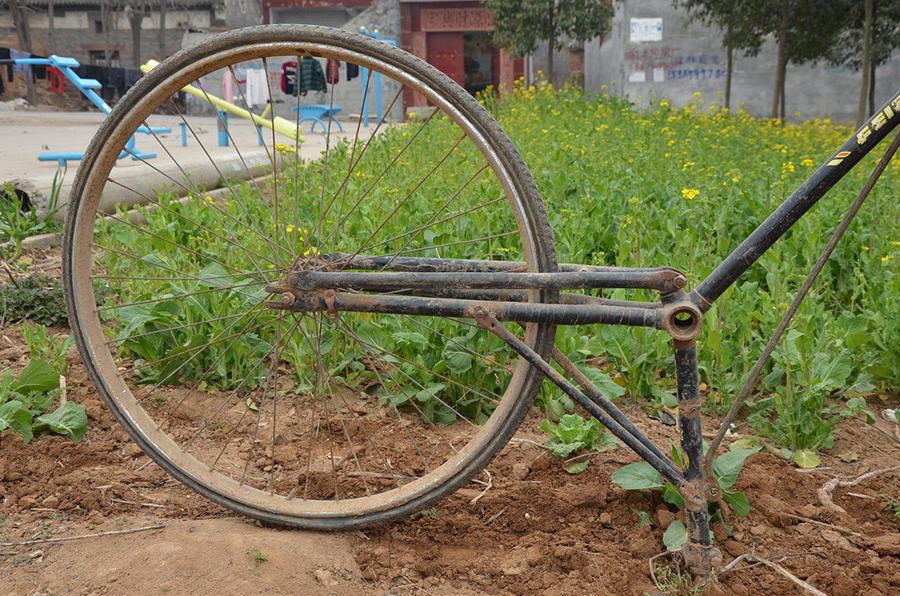 高手在民間！河南大爺改裝單車鋤地（圖）
