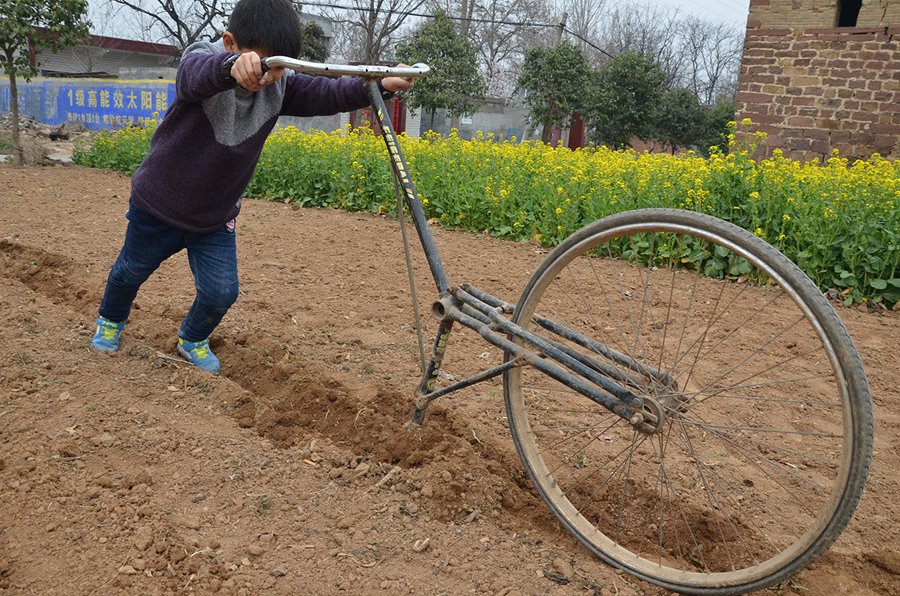 高手在民間！河南大爺改裝單車(chē)鋤地（圖）