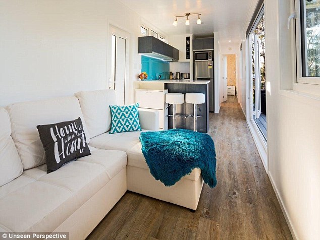 女子癡迷小空間生活 用集裝箱打造夢(mèng)幻小屋（組圖）