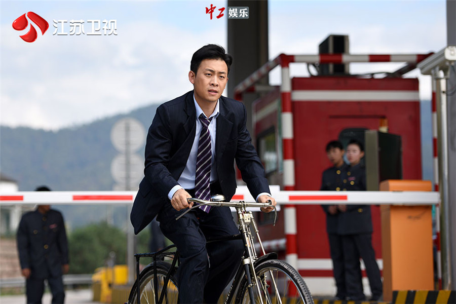 當“雞毛”遇上“打假風暴”：《雞毛飛上天》看張譯殷桃如何挽救信任危機