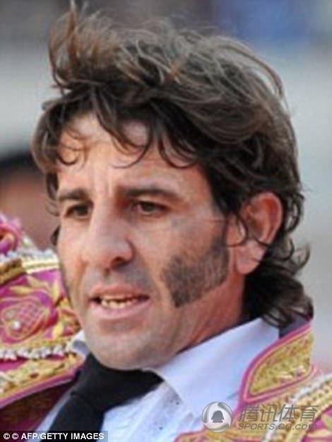 傳奇斗牛士重傷送醫(yī) 被牛挑起假眼飛出