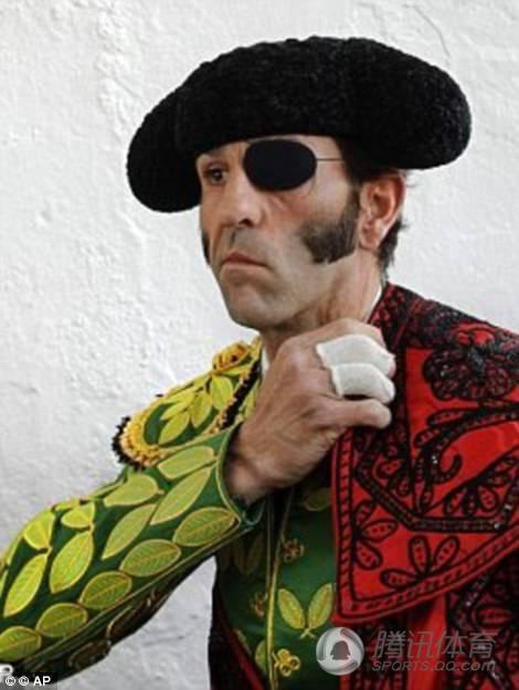 傳奇斗牛士重傷送醫(yī) 被牛挑起假眼飛出