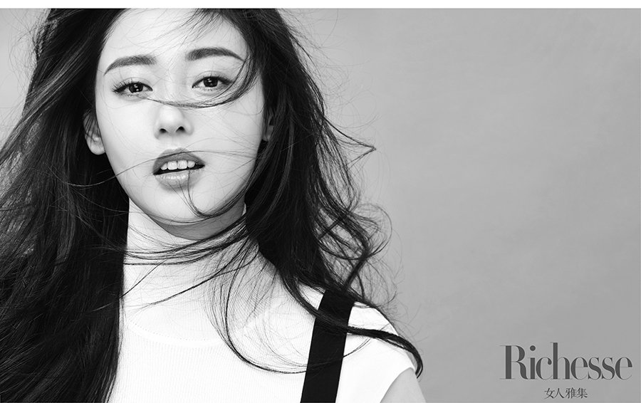 張天愛寫真玩轉光影 側顏有型凸顯獨立女性之美