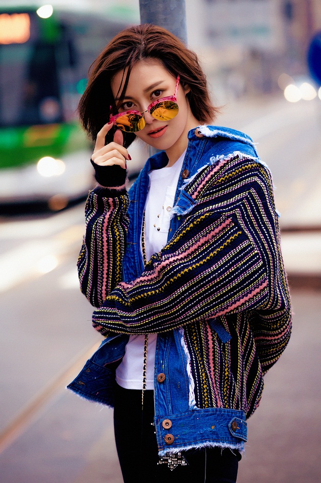 常思思街拍大玩摩登復古風 帥氣點亮春日街頭