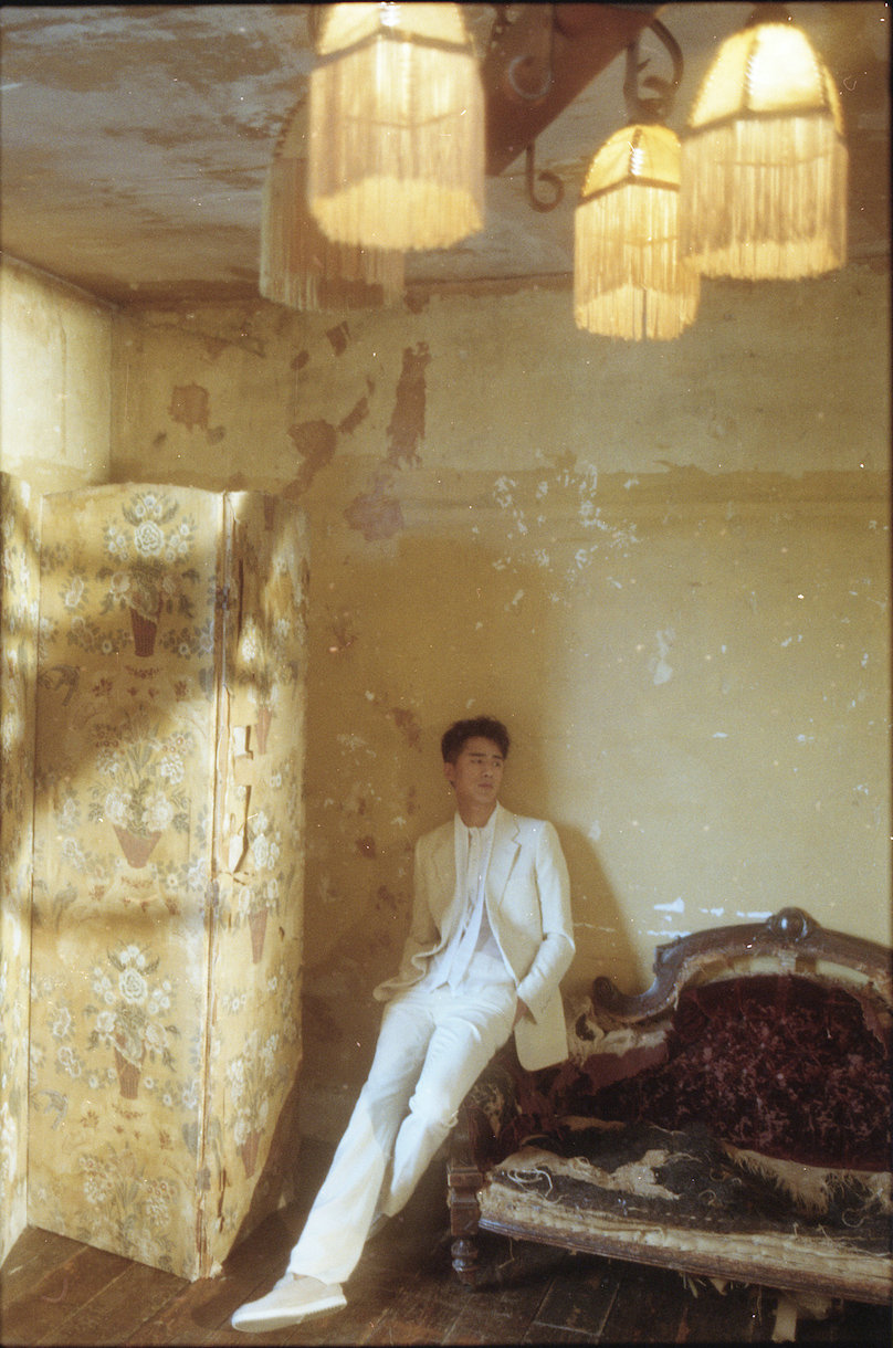 姜潮白色情人節大片曝光 一襲白衣時尚感十足