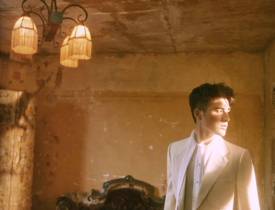 姜潮白色情人節(jié)大片曝光 一襲白衣時(shí)尚感十足