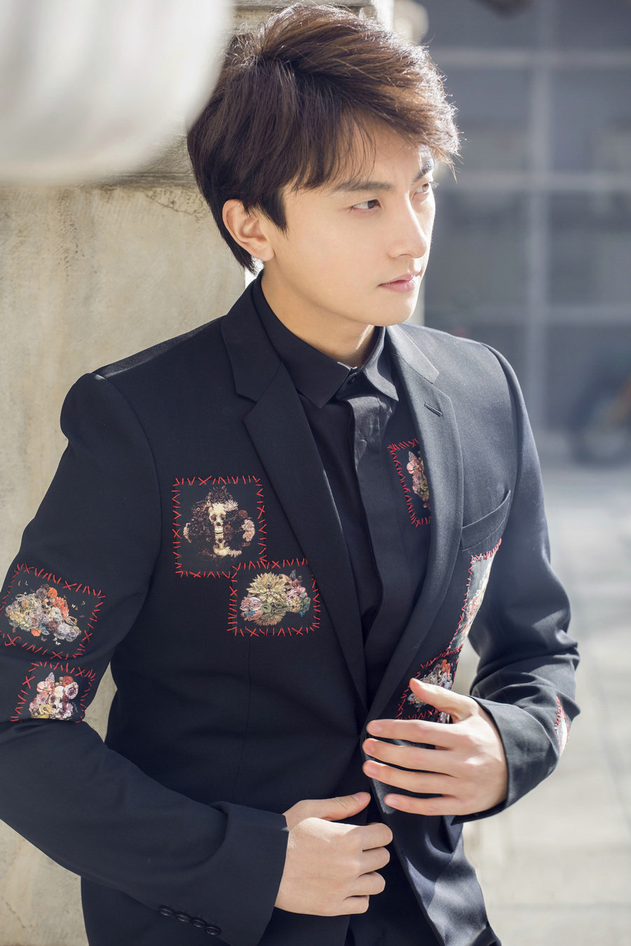 牛駿峰曝光歐式寫真 演繹儒雅紳士