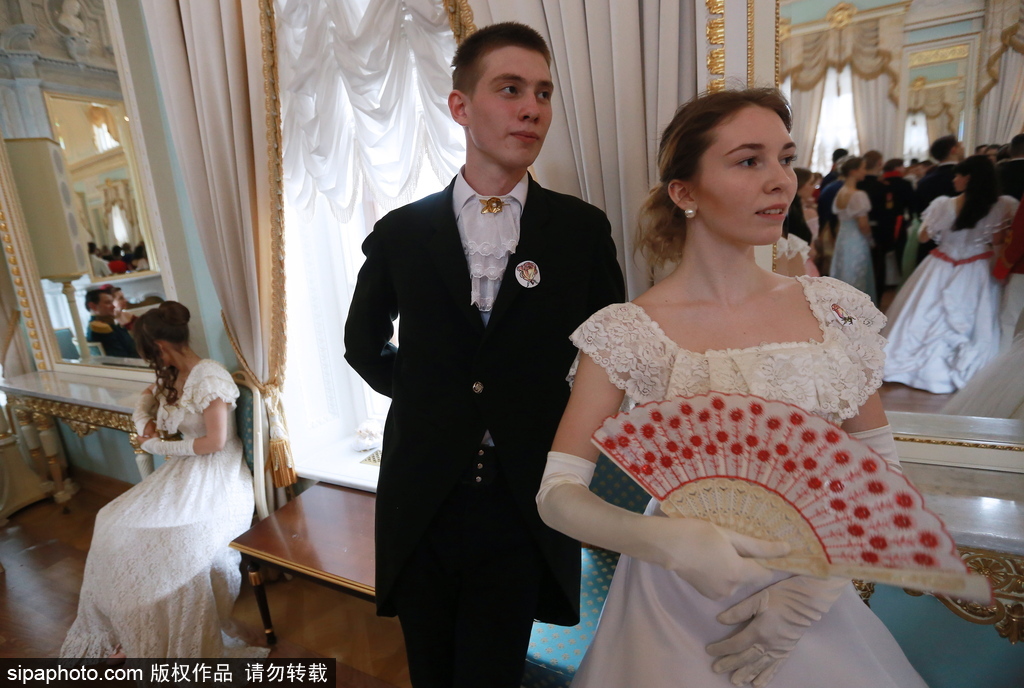 俄羅斯舉辦復(fù)古舞會 俊男美女顏值高