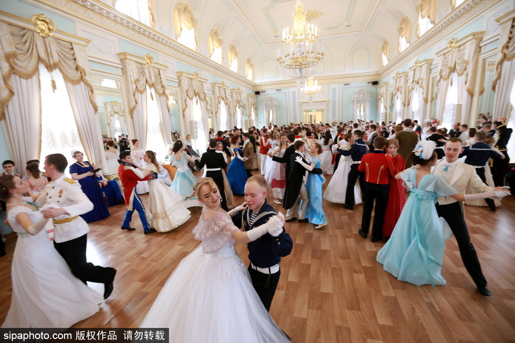俄羅斯舉辦復古舞會 俊男美女顏值高