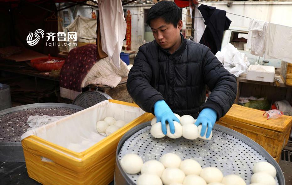 85后“饅頭哥”月賺2萬 日賣8000個饅頭