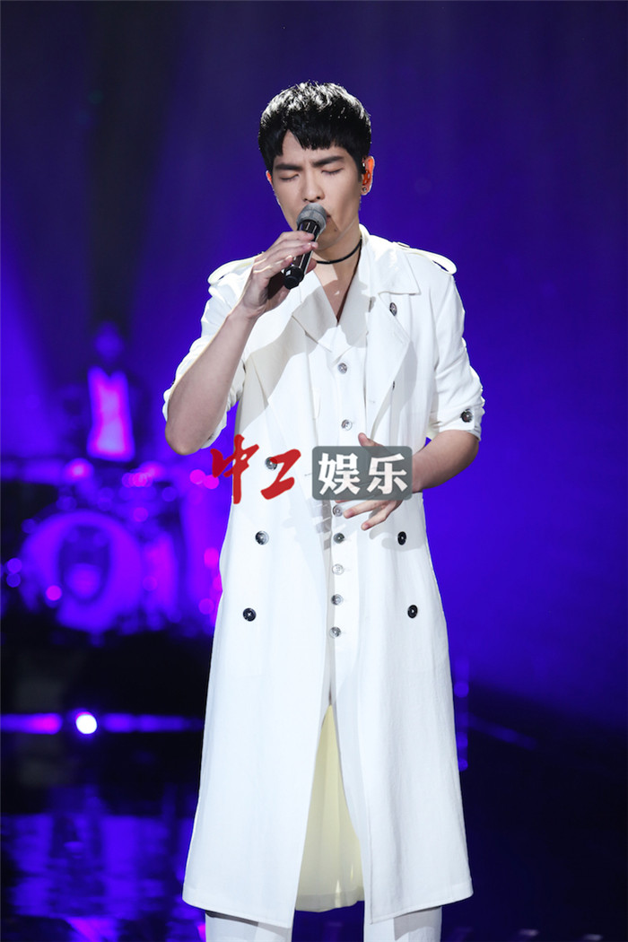 《歌手》獅子合唱團(tuán)玩轉(zhuǎn)“黑白配” 粉絲直呼蕭敬騰“團(tuán)寵”