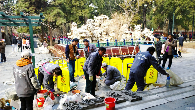 故宮文物修繕工匠開工修復御花園地面