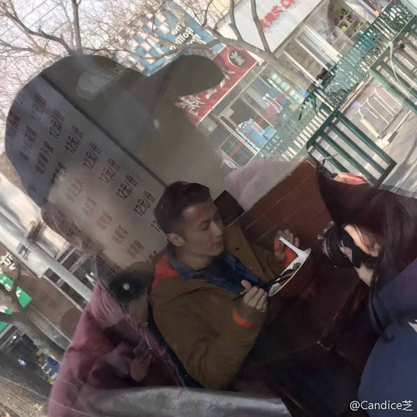 網友曝謝霆鋒北京小店吃鹵煮 和旁桌大媽聊嗨了