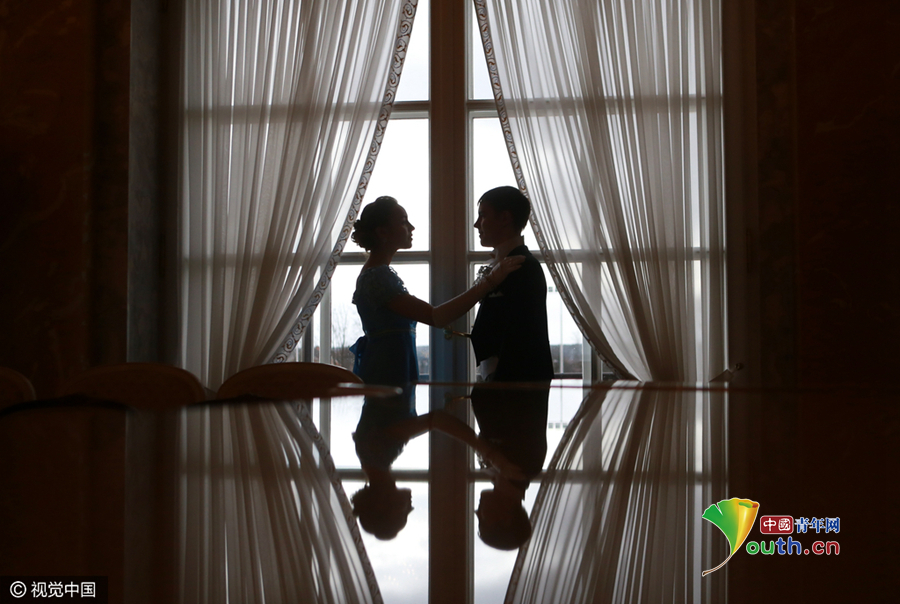 圣彼得堡舉辦復古舞會 帥哥美女“穿越”19世紀