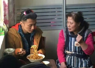 春游的節奏？謝霆鋒北京吃鹵煮炸醬面逛胡同