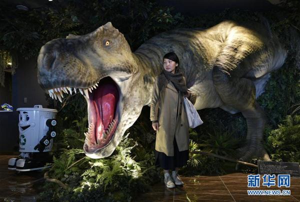 恐龍機(jī)器人是服務(wù)員！ 日本現(xiàn)“奇異賓館”（組圖）