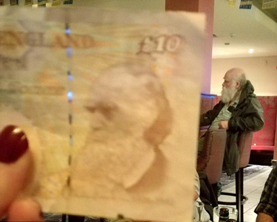 酒吧男撞臉達爾文 外貌神態還原度非常高【圖】