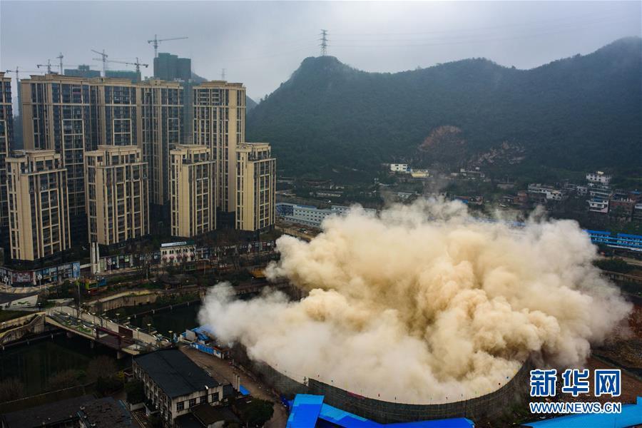 貴陽發電廠1號冷卻塔成功爆破[組圖]