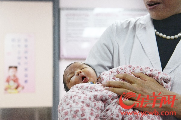 男嬰出生就18歲 濃眉大眼十分討喜【圖】