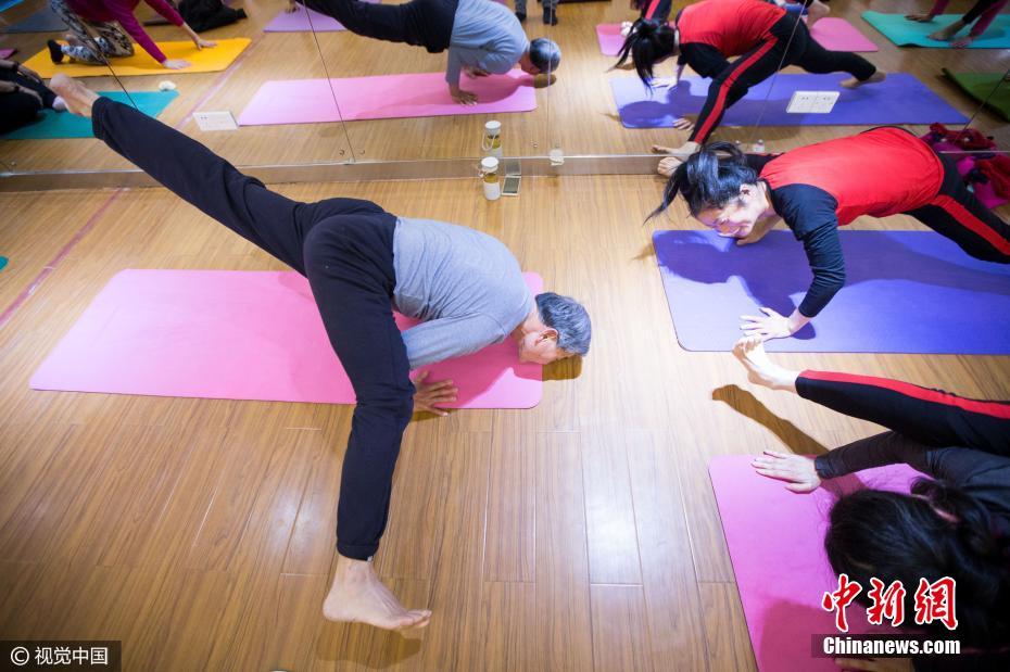 73歲“瑜伽爺爺”免費開班 收徒已兩年