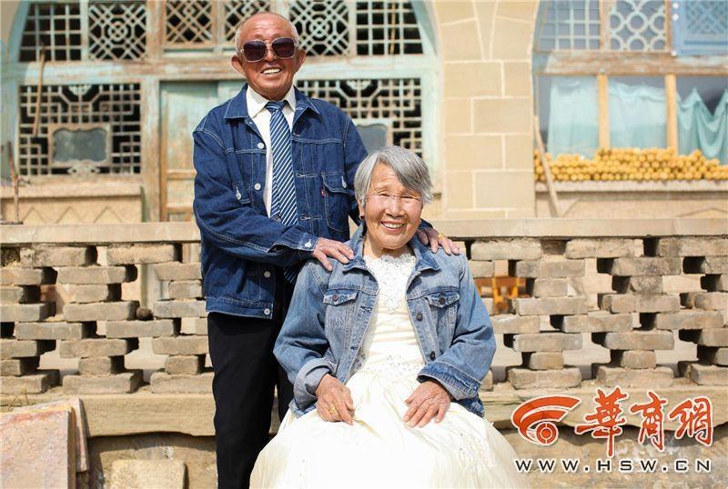 滿滿的都是愛！陜西米脂老夫妻耄耋之年拍婚紗照