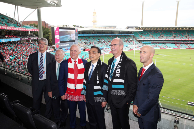 李克強與特恩布爾現(xiàn)場觀看澳式橄欖球比賽