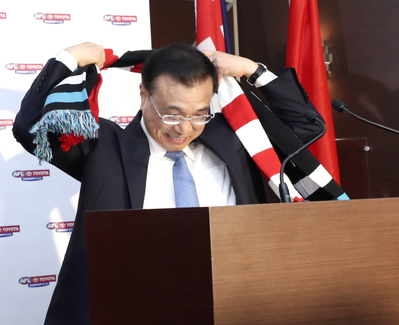 李克強與特恩布爾現(xiàn)場觀看澳式橄欖球比賽