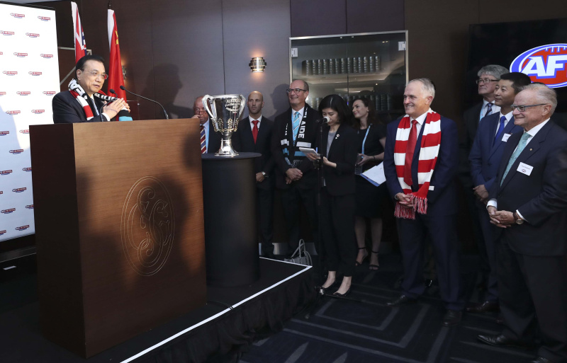 李克強與特恩布爾現(xiàn)場觀看澳式橄欖球比賽