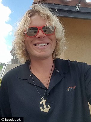 難以置信！鯊魚求救 讓潛水員拔出體內鉤子