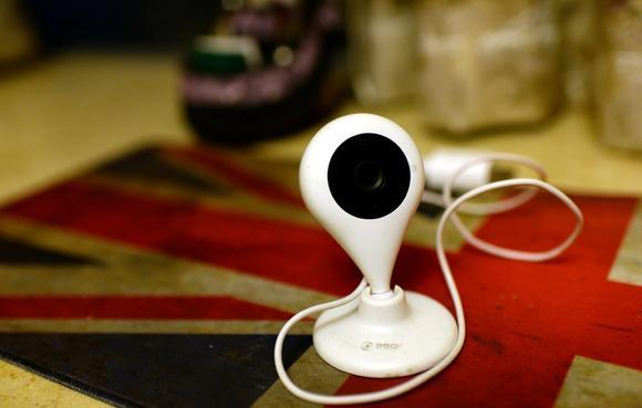 遭丈夫銬被逼網聊半年詐騙數十萬 丈夫：網友自愿的